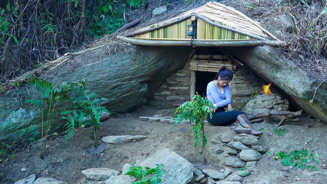 ⁣Camp despite heavy rain - Bushcraft wilderness survival shelter