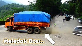 BAN TRUK FUSO ORANGE MELEDAK DI TIKUNGAN SITINJAU LAUIK