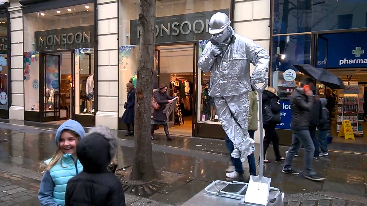Amazing act of levitation by street entertainer in Covent Gardens