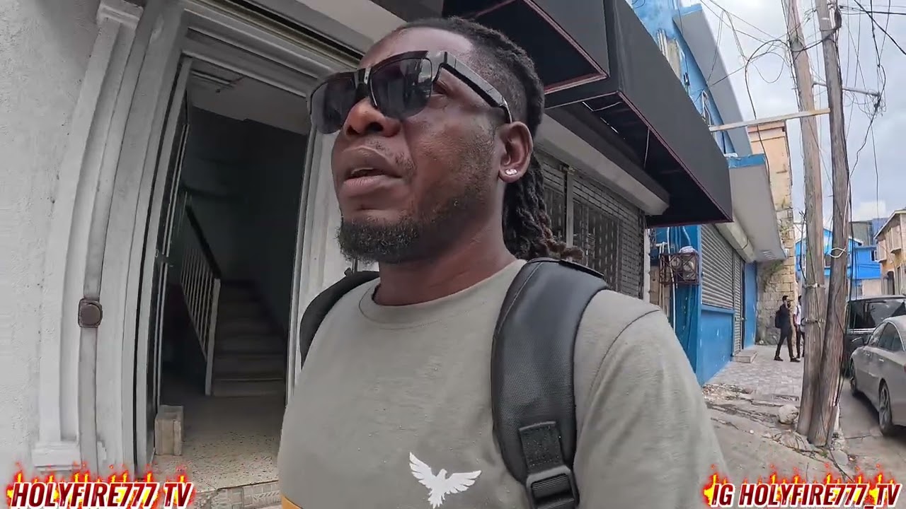 Депортированный пожилой человек, живущий в стесненных условиях, пытается найти для себя постоянну...