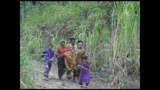 Pengantin Jalan Kaki  Naik Bukit Turun Bukit Berkunjung Ke Rumah Mertua