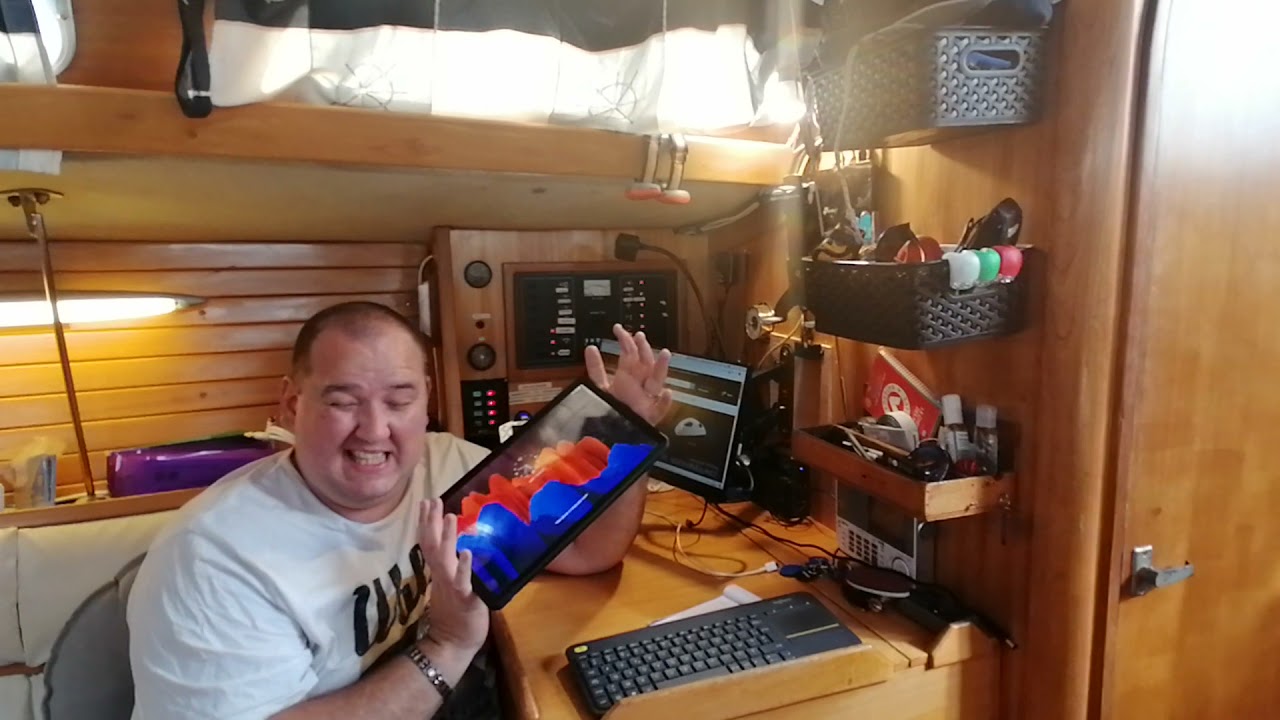 Mon ordinateur de bord pour naviguer et mon électronique marine sur ma table à carte bateau Voilier