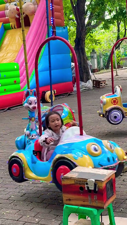 Naik komedi putar kuda dan mini biru kincir angin seru