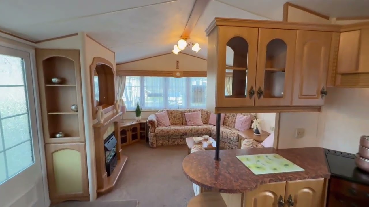 Огромные скидки на эти бывшие в употреблении стационарные караваны с террасной доской и платой за...