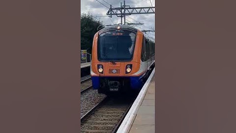London overground train arriving at Leyton midland road