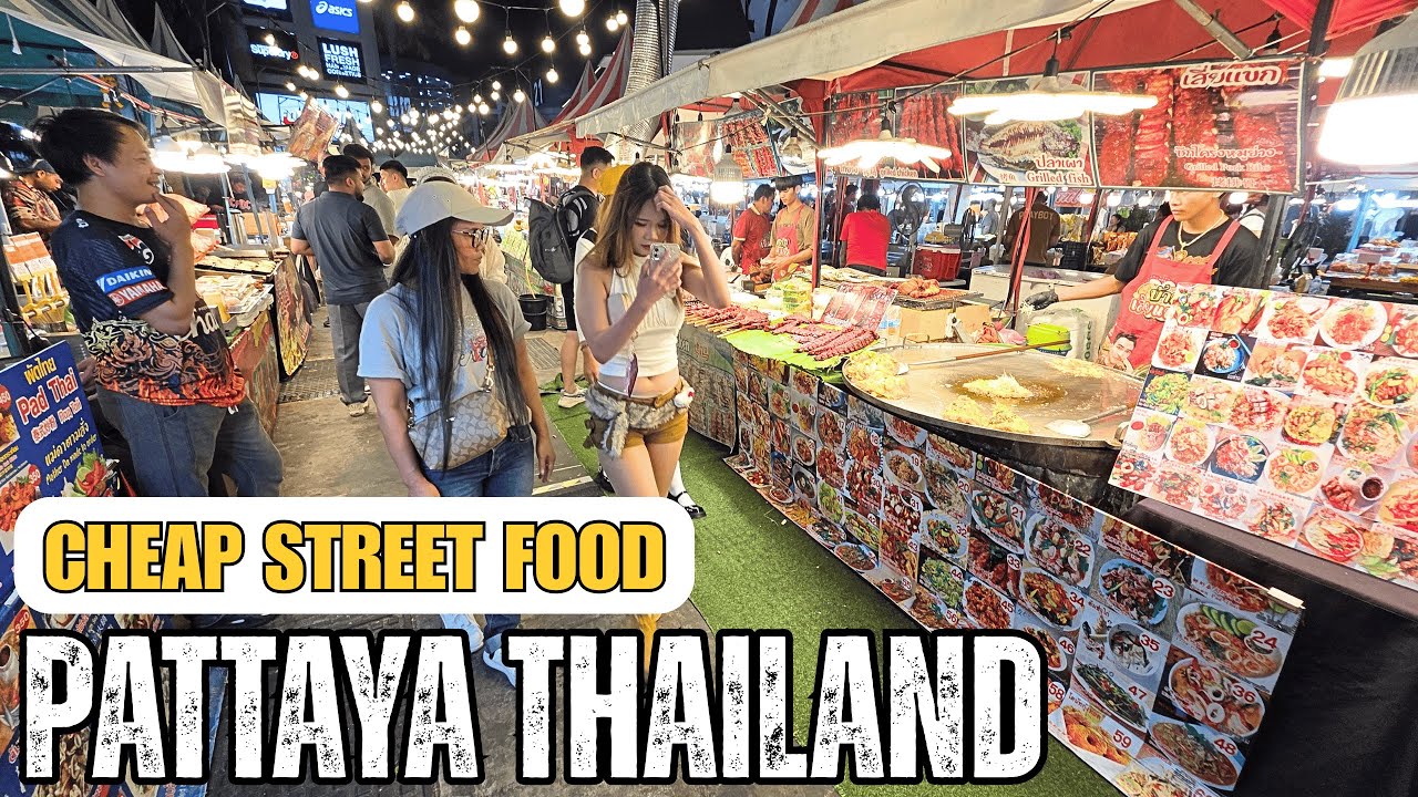 Ночной рынок Паттайи, Таиланд: недорогая уличная еда и магазины.