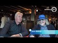 Hiddink en Jolink in Cafe Tol voor verzamelbox