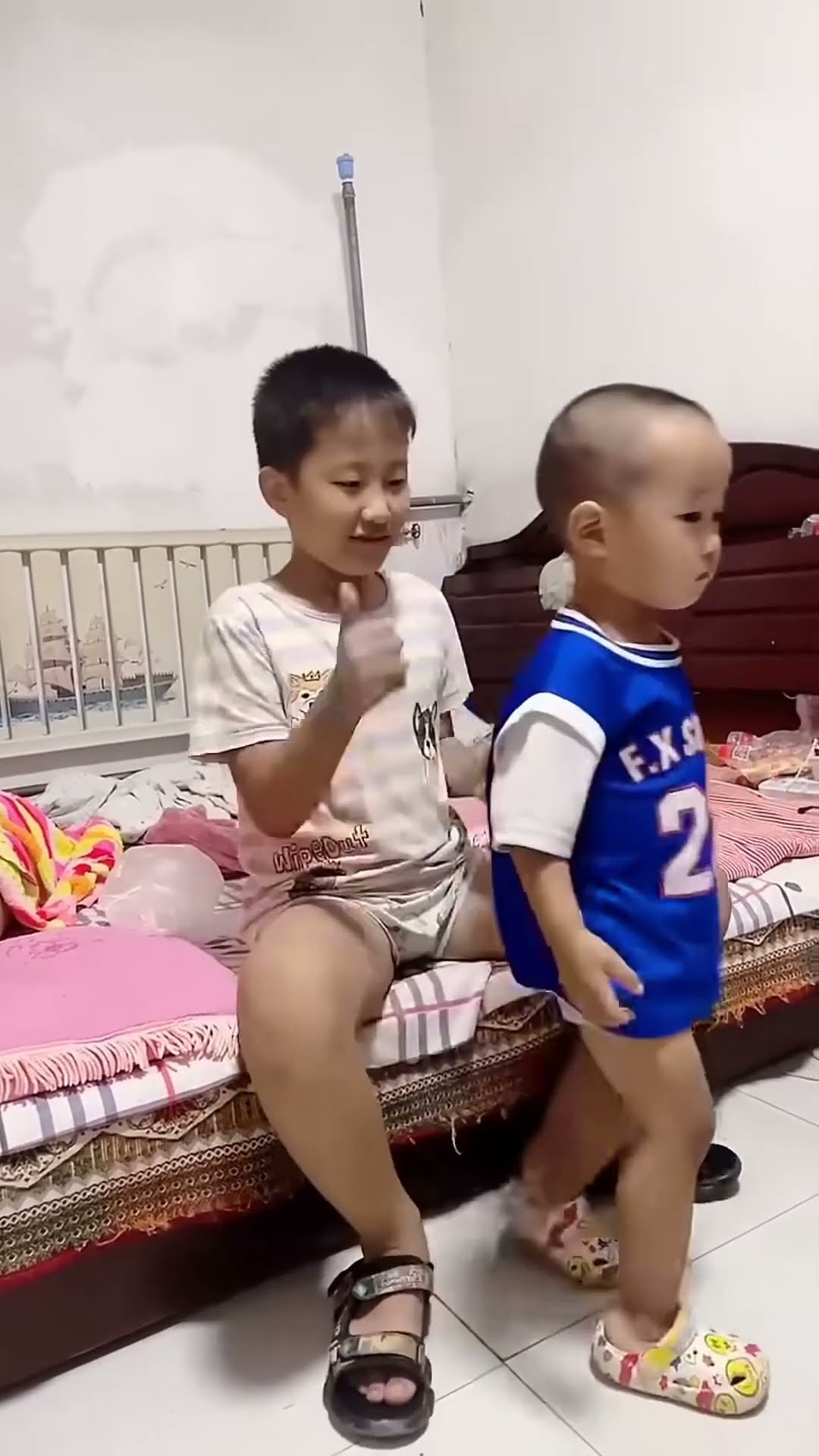 哥哥给弟弟穿衣服，这方式也太秀了吧！#Cute baby#Cute#呆萌小米宝#聪明宝宝#萌娃