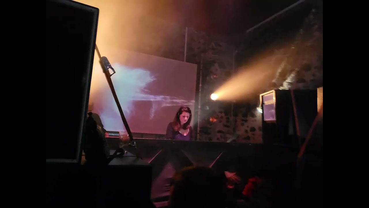 LISA OAKES @ HENDRE PRESENTS & ANONWT