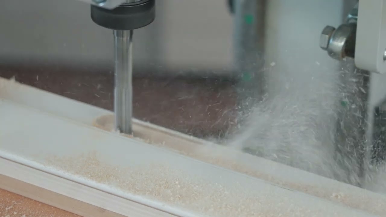 PERFORMANCE PLUS: fresatura cerniere a scomparsa su telaio porta