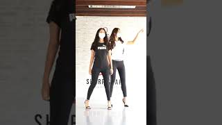 How to walk like a model? Catwalk modeling tutorial for beginners.. Personal development.. #shorts