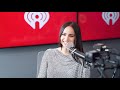 Capture de la vidéo Sofia Carson Talks Success Of Netflix Movie 'Purple Hearts', Possible Tour, 'Come Back Home', & More