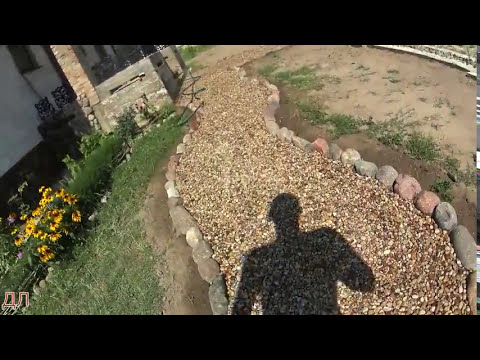 Видео: Идеи дорожки из гальки – Как создать мозаичную дорожку из гальки для сада