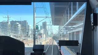 2023年3月18日開業の新駅 JR京葉線 幕張豊砂駅を通過 左手は京葉車両センター