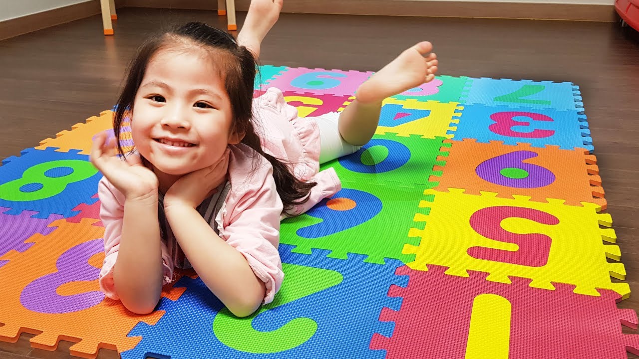 Seoeun играть в прятки с красочным номером мат