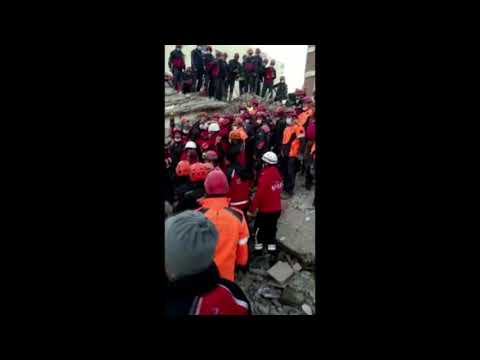 იზმირში მიწისძვრიდან 65 საათის შემდეგ, მაშველებმა სამი წლის ბავშვი ნანგრევებიდან ცოცხალი ამოიყვანეს