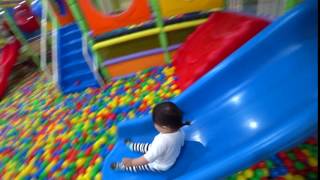 (1歲4個月)溜滑梯敲到頭XD