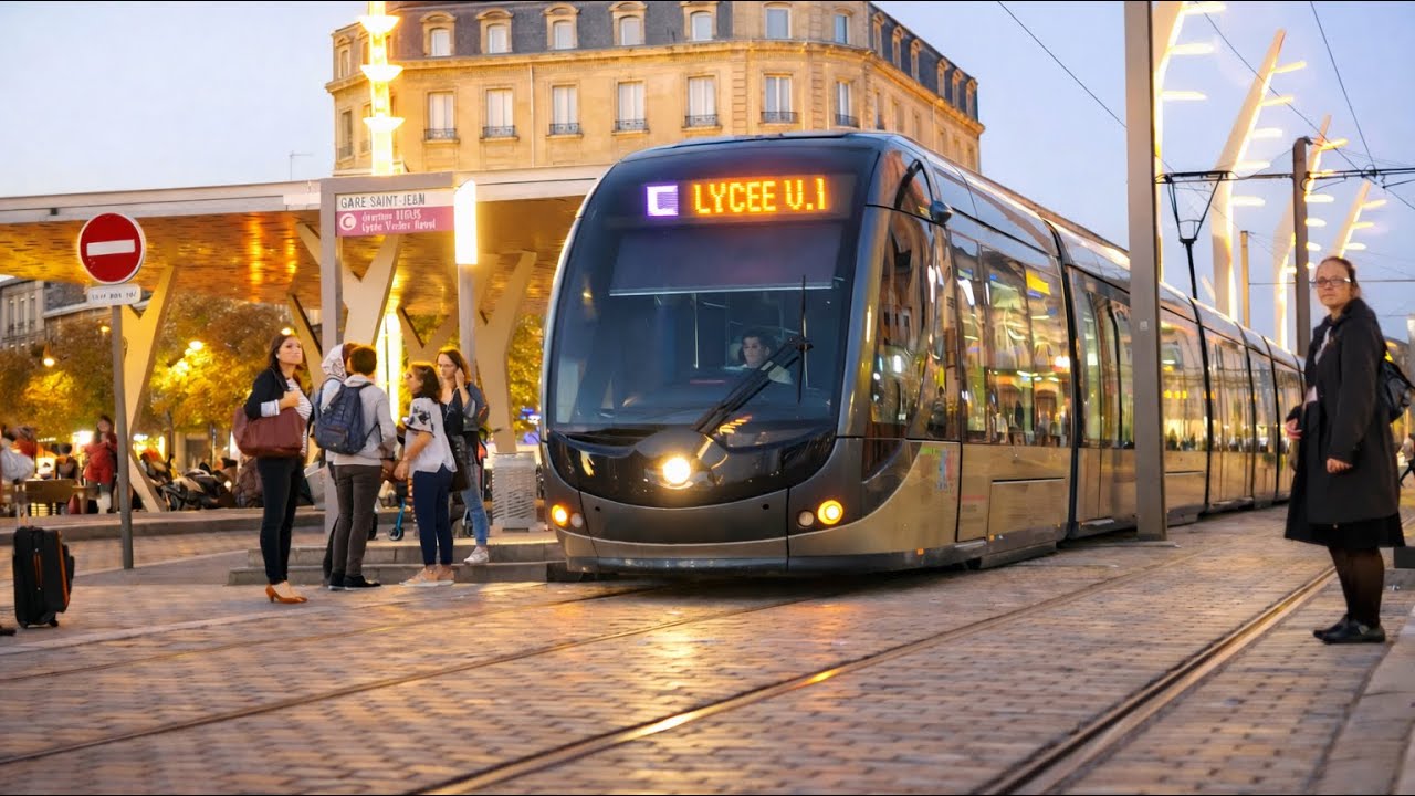 Sur la ligne C du tramway de Bordeaux entre la gare de Bègles et gare de Bordeaux St Jean un soir