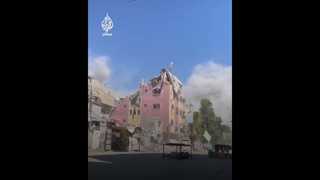 لحظة استهداف الاحتلال منزلًا في مخيم النصيرات وسط قطاع غزة