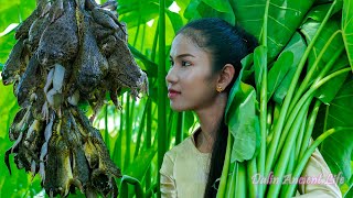Secret Technique Cooking Wild Taro Tree with Biggest Frogs in Wild - Grilling Stuffed Frog Recipe