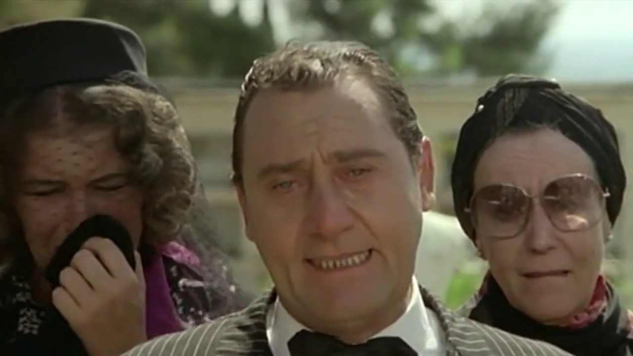 Alberto Sordi I nuovi mostri (1977) Elogio funebre YouTube Alberto Sordi I nuovi mostri (1977) Elogio funebre YouTube