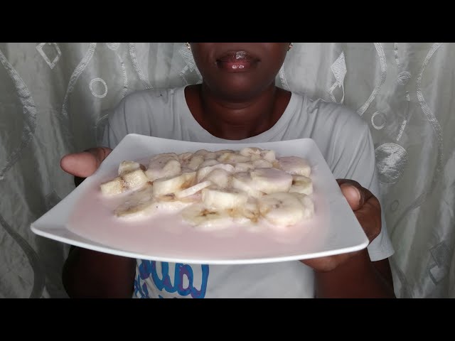 ASMR comiendo banana 🍌 con yogurt de fresa 🍓 ASMR EN ESPAÑOL