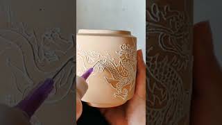 Jingdezhen craftsmen homemade tools pile carved dragon master cup, painting dragon lines smooth