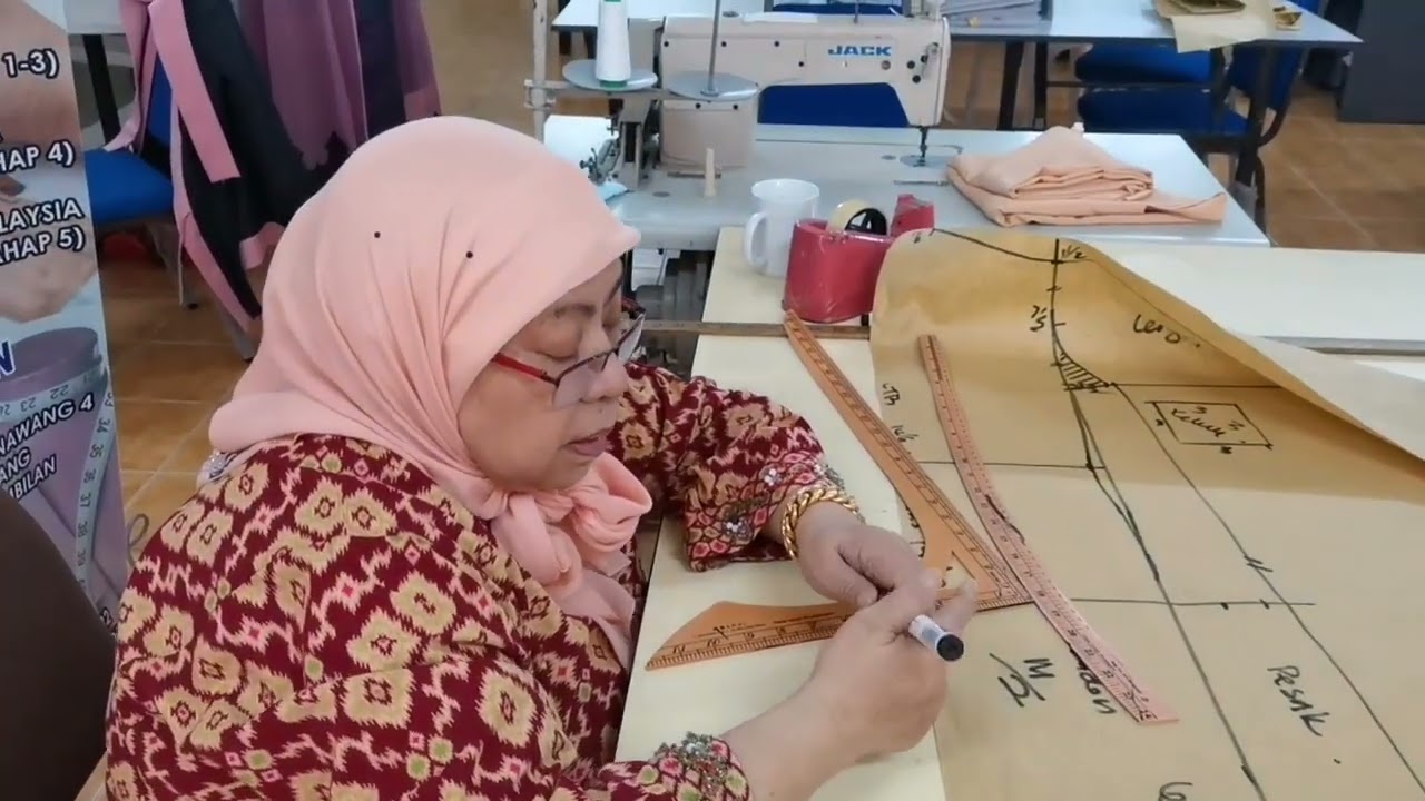 T2 C06 01 Menderaf Pola Kurung Tradisional Pesak Buluh