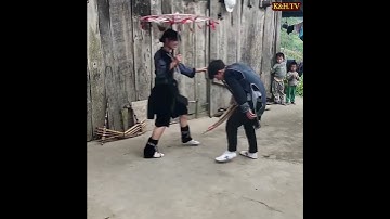 NGHỆ NHÂN MÚA KHÈN TẠI NHÀ