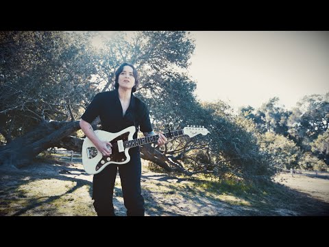 在 YouTube 上观看 Meli Levi - “Crowned” [Official Music Video]