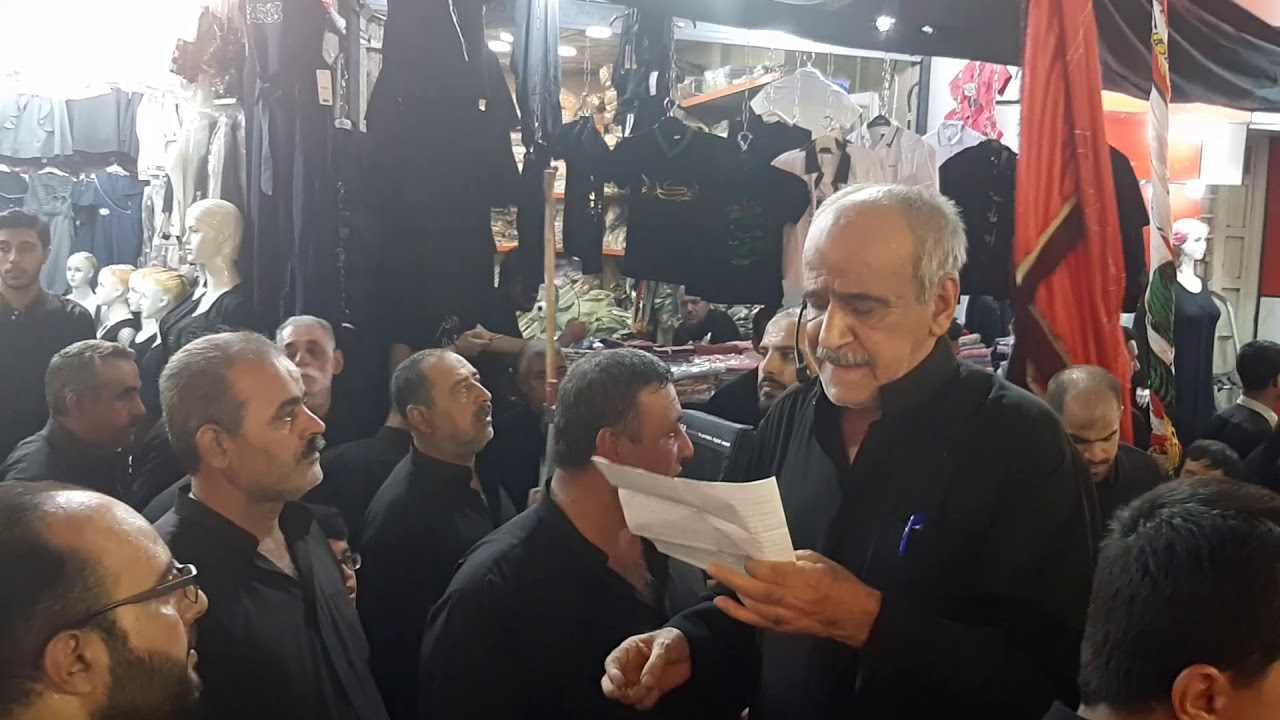 توزيع الردات من قبل الشاعر الكبير عبد الرسول الخفاجي طرف باب السلالمه ليلة ٧محرم ١٤٤٠هجري