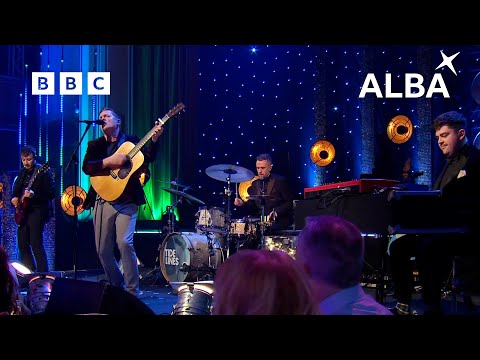 Tide Lines - Walking On The Waves | Cèilidh Na Bliadhn’ Ùire 2023 | BBC ALBA