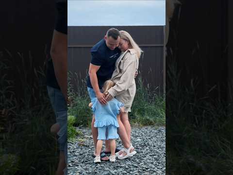Обнимайтесь при детях. Это не просто мило. Это - про то, как дети учатся любить❤