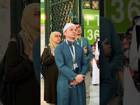 Visiting the Prophet's resting place