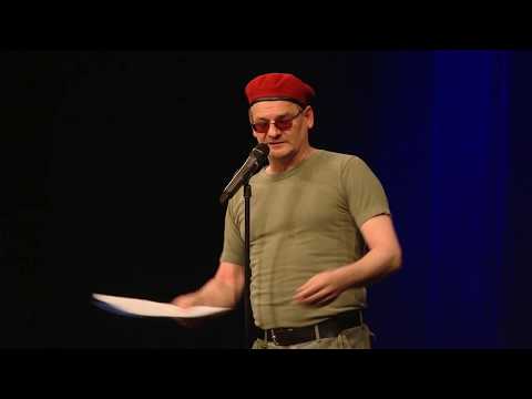 Ausbilder liest sein neues Film Script