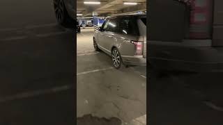 Range Rover занял сразу 4 инвалидных места. Что думаете, когда люди так паркуются?