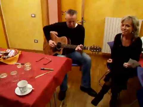 Tommy Emmanuel Backstage - Waiting For A Plane - Firenze 29/11/2009 - Playing with my guitar!