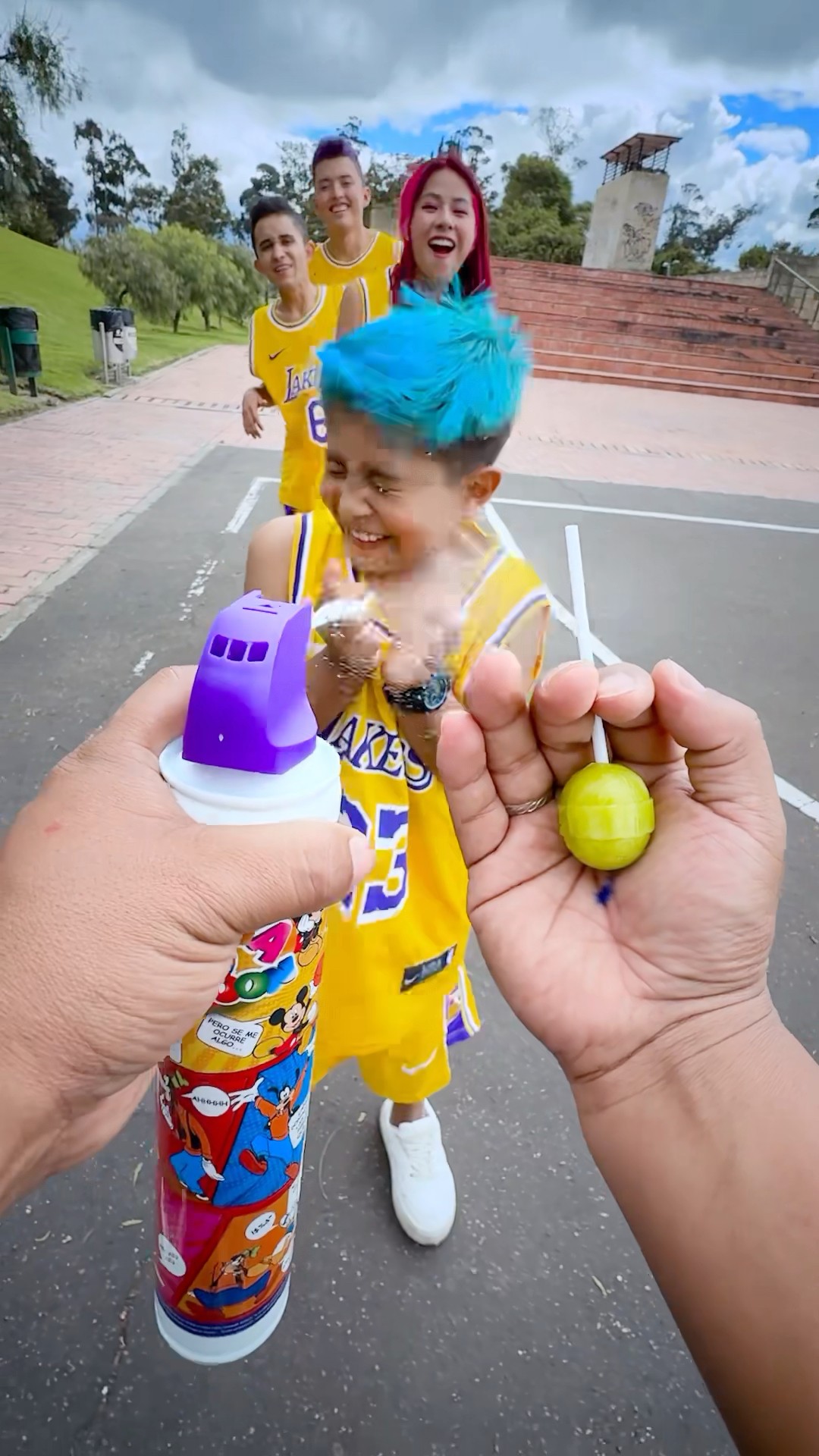 ELIGE BIEN EL COLOR O PIERDES  @Layaraoficial @CAMILOAGUILLONN