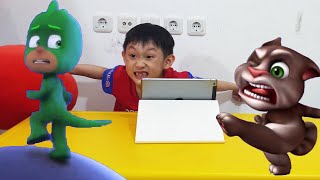 Playing With Funny Cat And Pj Masks Gekko