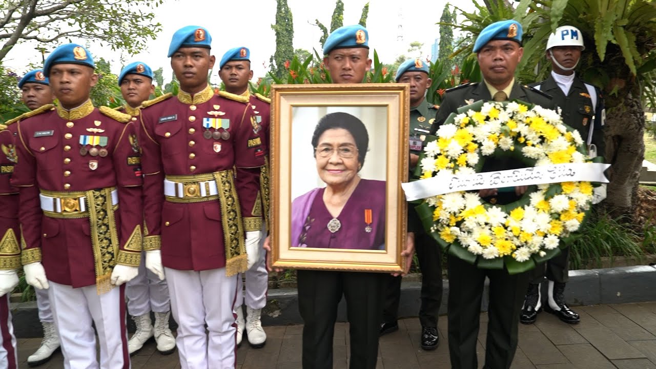 Wapres Pimpin Upacara Pemakaman Ibu Karlinah Wirahadikusumah di TMP Kalibata, Jakarta