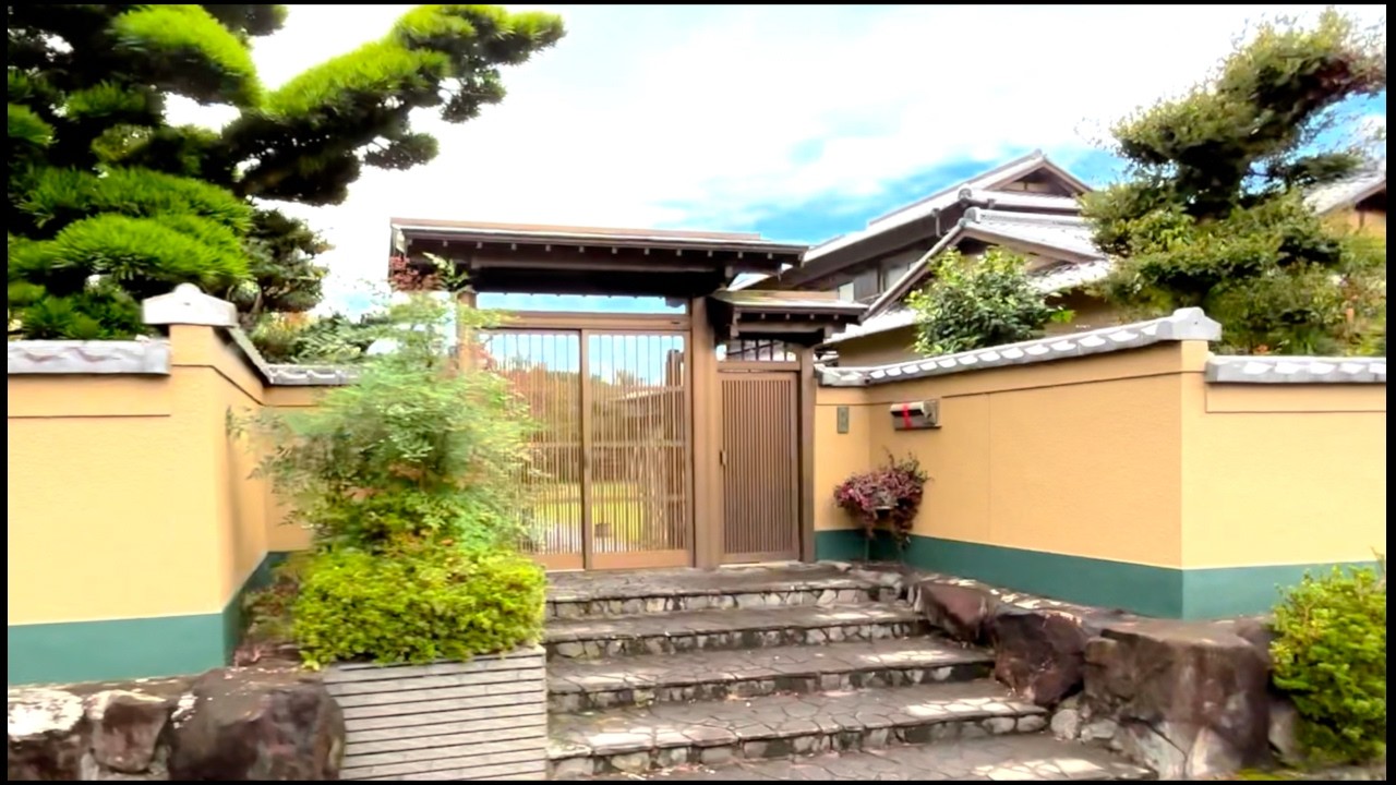Beautiful Walls & Gates in an Ordinary Japanese Small Town (Neighborhood Tour!) 