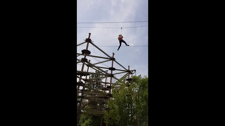 Noah zeigt uns in der Jochen Schweizer Arena den Flying Fox und Base Jump