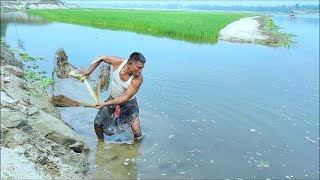 Unbelievable Net Fishing  Cast Net Fishing In River  Traditional Net Fishing