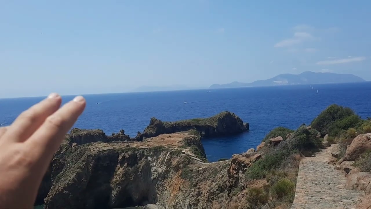 Panarea: hiking tra mare e preistoria