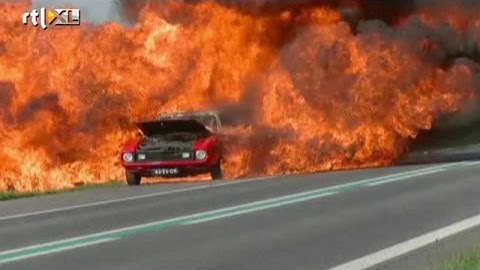 Sensationele video: oldtimer ontploft op snelweg - RTL NIEUWS