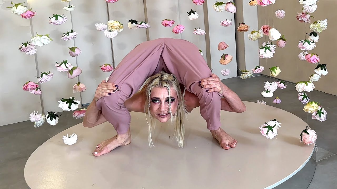 Contortion. Photoshoting. Flexible Alesya. Flexshow - YouTube