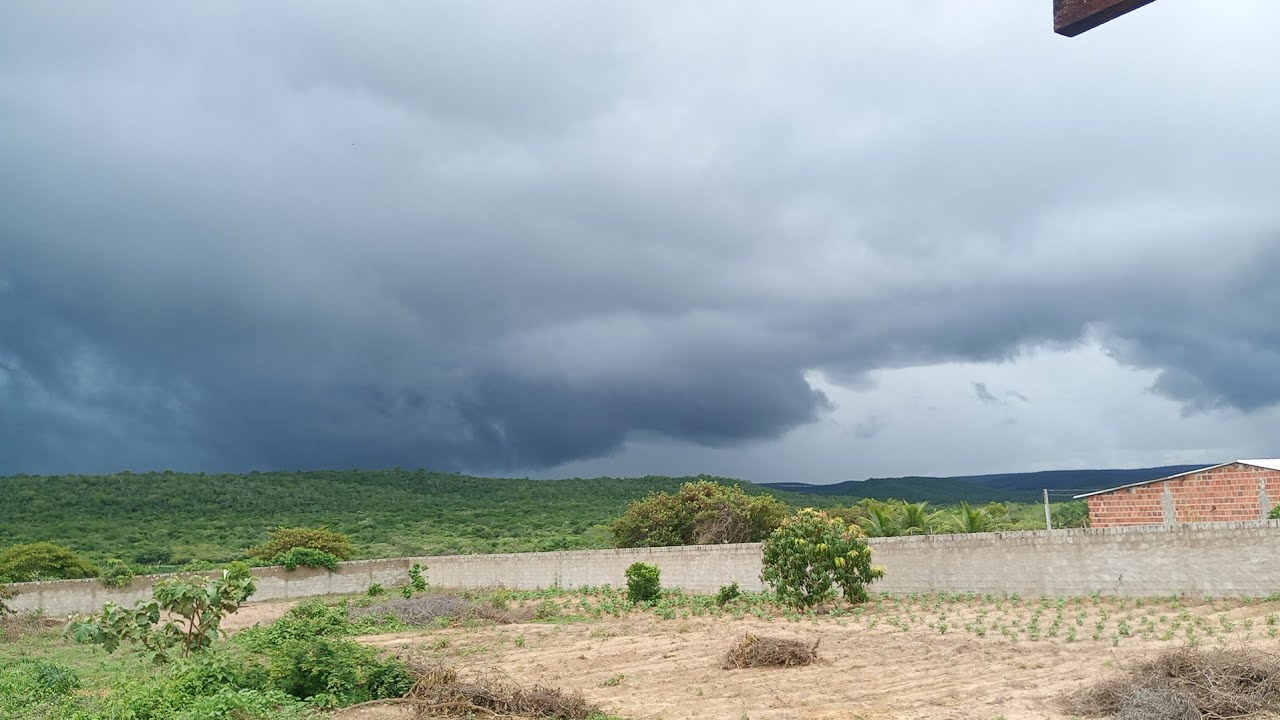 Debaixo de um grande temporal em morro redondo carnaubal Ceará 