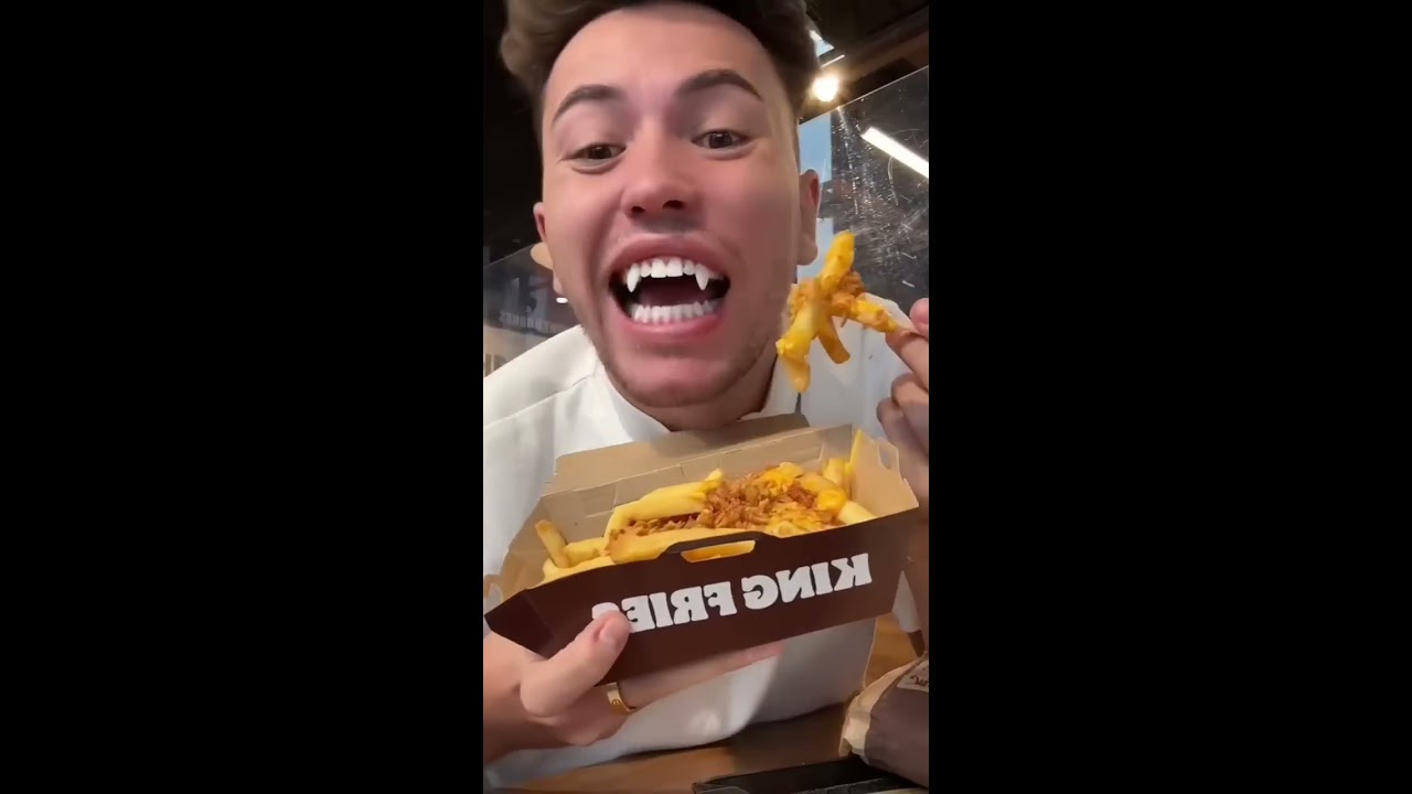 Je Mange Un Hamburger Avec Mes Dents De Vampire 