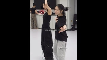 Girl be having the time of her life 😭 #itzy #midzy #chaeryeong #yuna #ryujin #yeji #lia