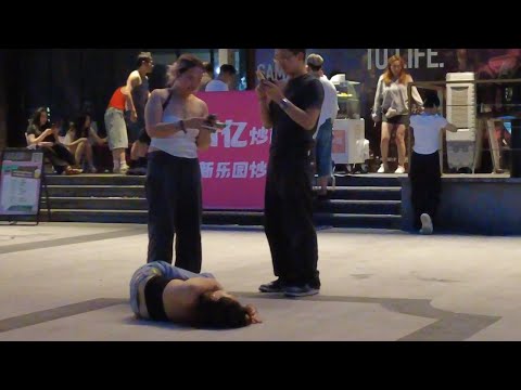 In the early morning, the beautiful girl fell to the ground unconscious after getting drunk